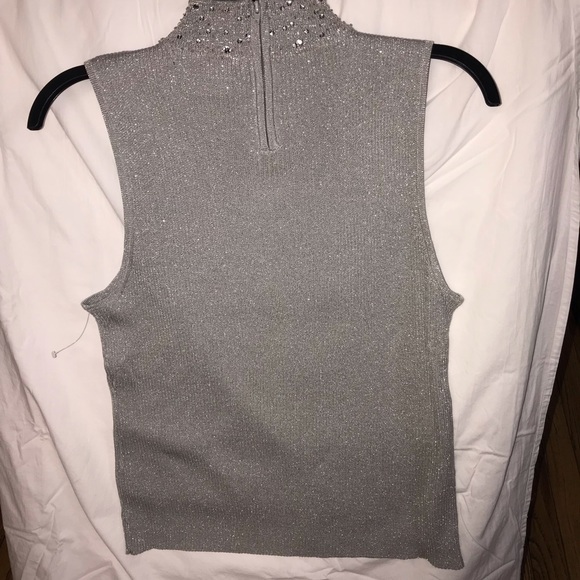 Silver knit with beaded collar embellishment. - Picture 6 of 8